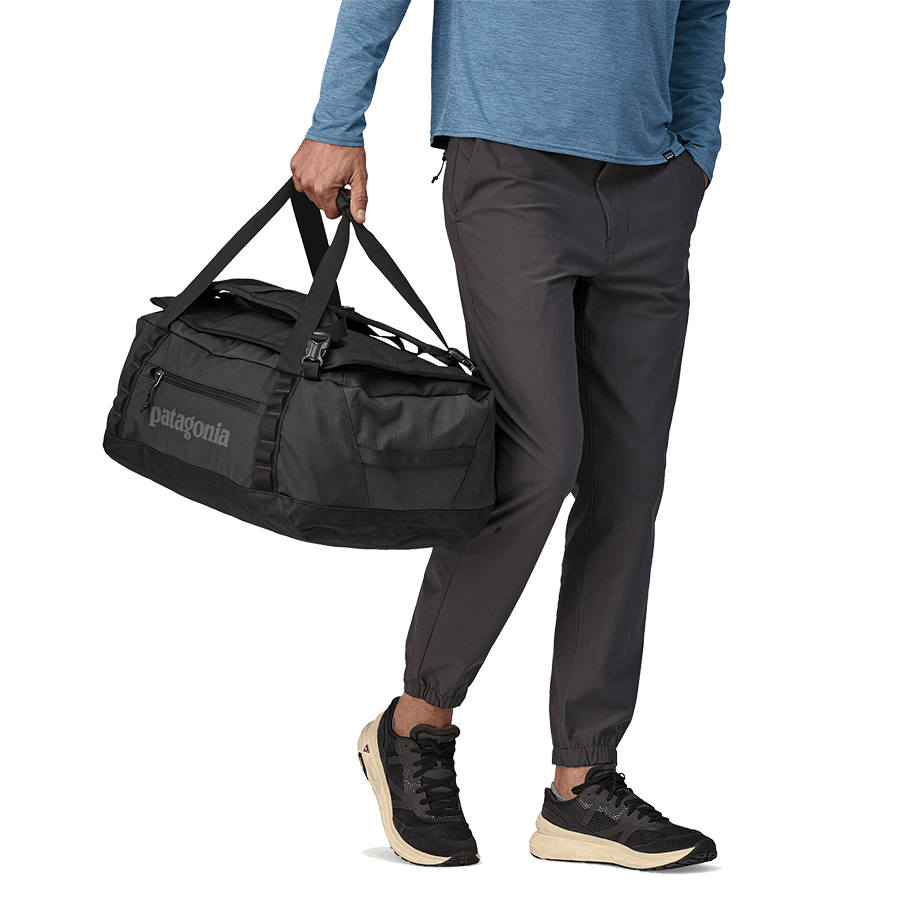 PATAGONIA BLACK HOLE DUFFEL 40L BEING CARRIED