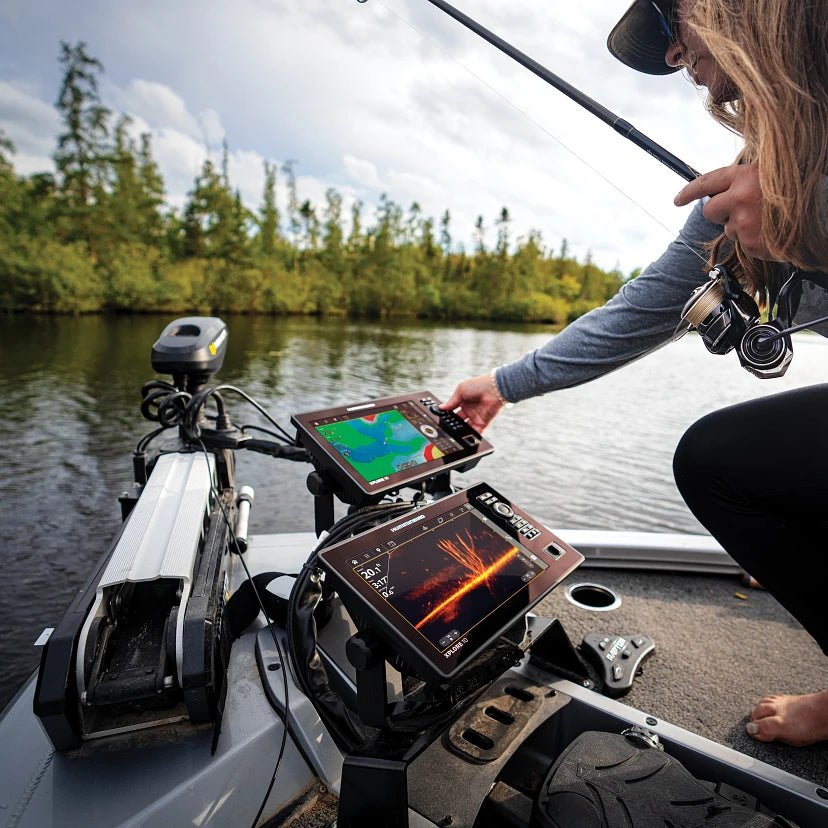 MEGA LIVE 2 FORWAR-FACING SONAR being used on a boat