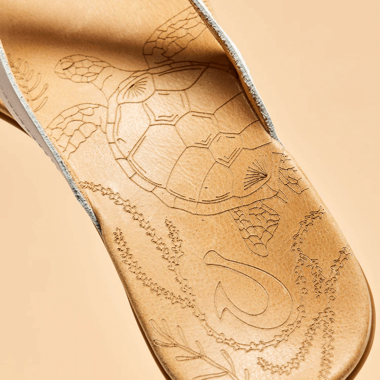 OLUKAI WOMEN'S HONU SANDAL - BRIGHT WHITE/GOLDEN SAND PATTERN