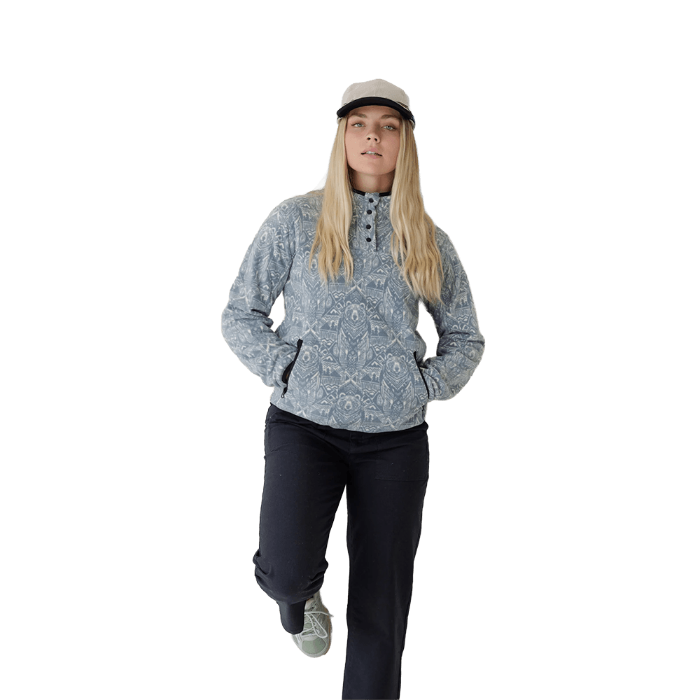 KAVU WOMEN'S CAVANAUGH FLEECE PULLOVER- SKY BEAR with model