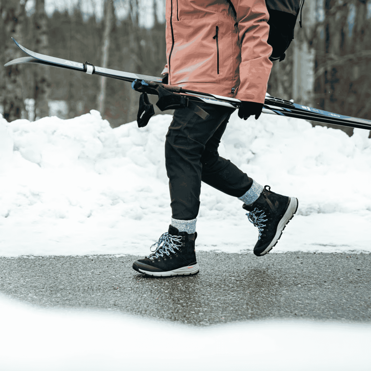 DANNER WOMENS ARCTIC 600 SIDE-ZIP 7" 200G BOOTS MEDIUM - BLACK/SPARK BLUE - LIFESTYLE IMAGE