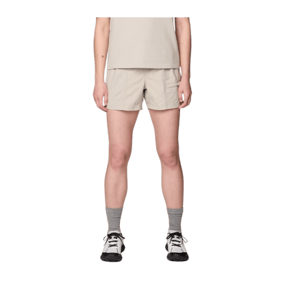 MOUNTAIN HARDWEAR WOMEN'S STRYDER BELTED SHORT 5" - OYSTER SHELL - FRONT VIEW
