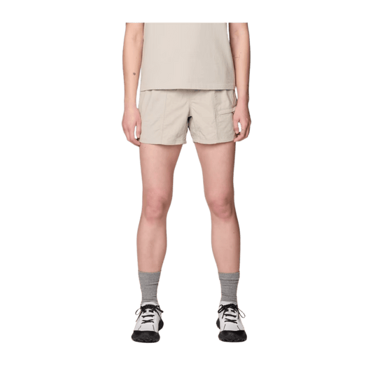 MOUNTAIN HARDWEAR WOMEN'S STRYDER BELTED SHORT 5" - OYSTER SHELL - FRONT VIEW