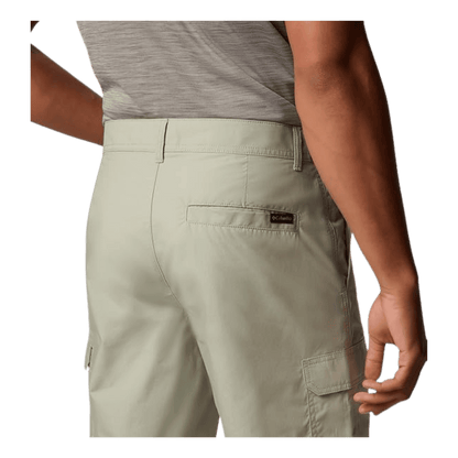 COLUMBIA MEN'S WASHED OUT CARGO SHORT II 10" - SAFARI - CLOSE UP BACK VIEW