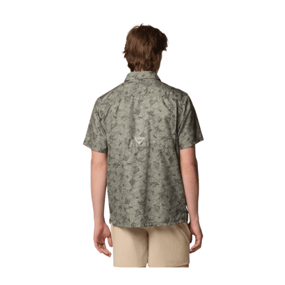 COLUMBIA MEN'S SUPER SLACK TIDE CAMP SHIRT - CYPRESS GAMEPLANS - BACK VIEW