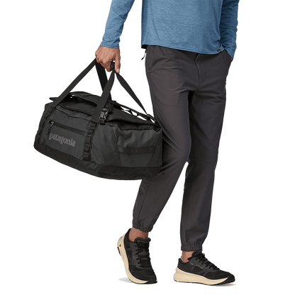 PATAGONIA BLACK HOLE DUFFEL 40L BEING CARRIED