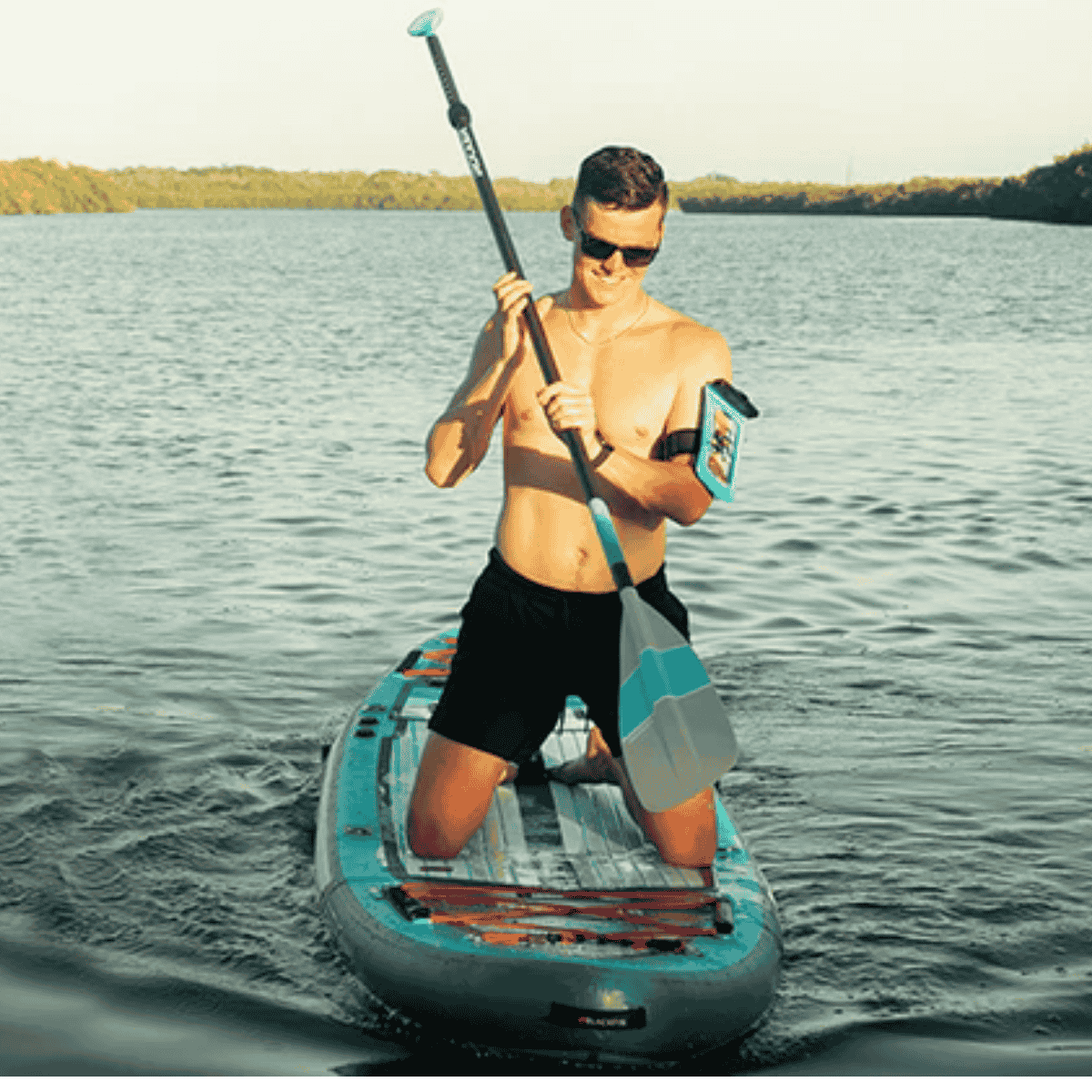 GECKOBRANDS FLOAT PHONE DRY BAG WITH ARM BAND - NEON BLUE - LIFESTYLE IMAGE 2