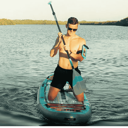 GECKOBRANDS FLOAT PHONE DRY BAG WITH ARM BAND - NEON BLUE - LIFESTYLE IMAGE 2
