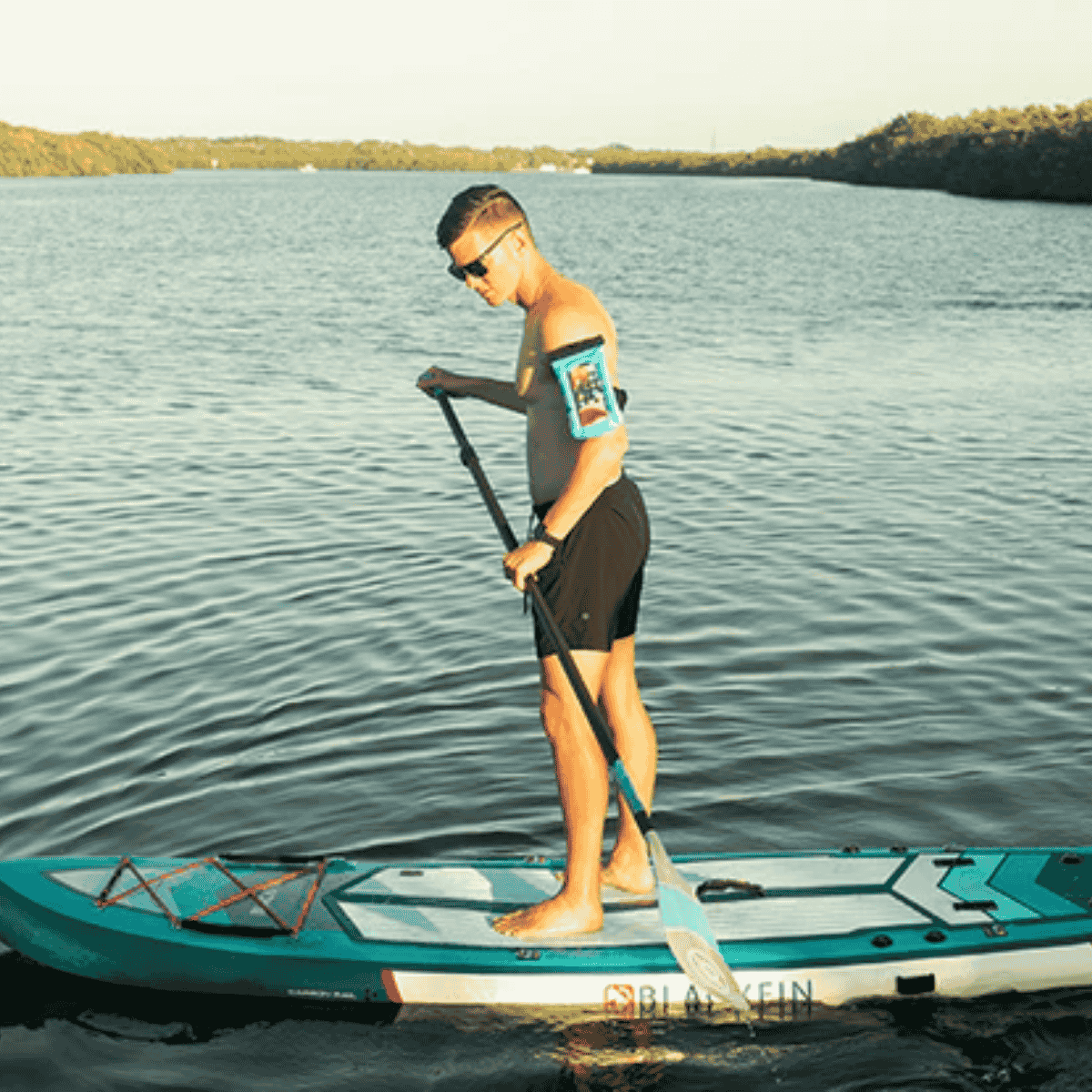 GECKOBRANDS FLOAT PHONE DRY BAG WITH ARM BAND - NEON BLUE - LIFESTYLE IMAGE 1