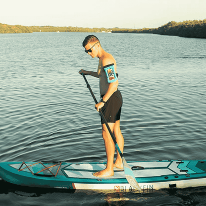 GECKOBRANDS FLOAT PHONE DRY BAG WITH ARM BAND - NEON BLUE - LIFESTYLE IMAGE 1