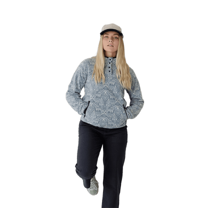 KAVU WOMEN'S CAVANAUGH FLEECE PULLOVER- SKY BEAR with model