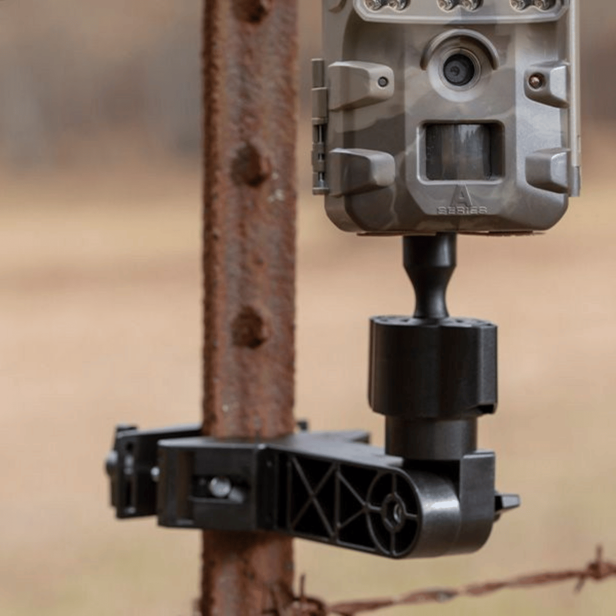 MOULTRIE UNIVERSAL CAMERA MOUNT - BLACK_1