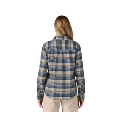 PATAGONIA WOMEN'S ORGANIC CTN MW FJORD FLANNEL, SM, MD, LG, XL, BLUE, BACK ANGLE FIT