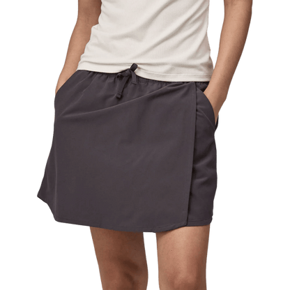 PATAGONIA WOMEN'S FLEETWITH SKORT - INK BLACK WW FRONT