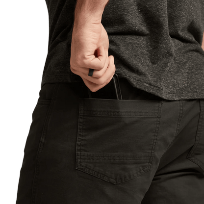 SITKA EVERYDAY PANT REG - OBSIDIAN_2 - BACK POCKET VIEW (ON MODEL)