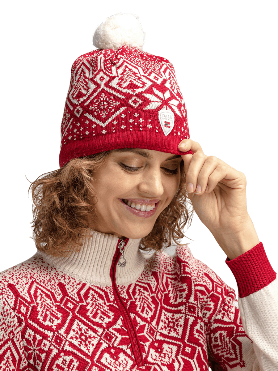 WINTERLAND WOOL HAT - RASPBERRY OFFWHITE REDROSE with female model