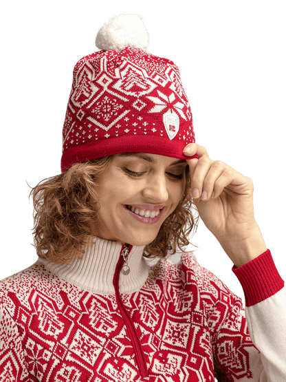 WINTERLAND WOOL HAT - RASPBERRY OFFWHITE REDROSE with female model
