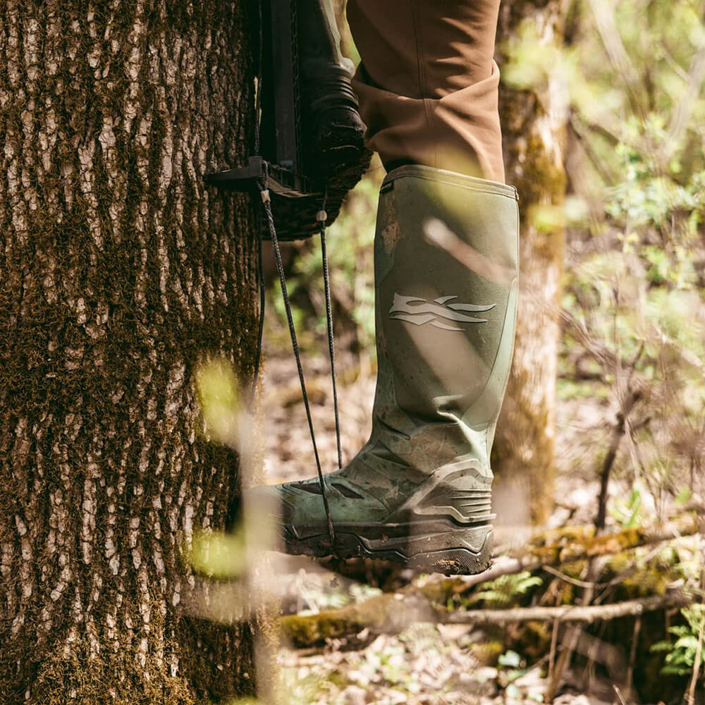 LATITUDE SINGLE STEP AIDER with someone using it